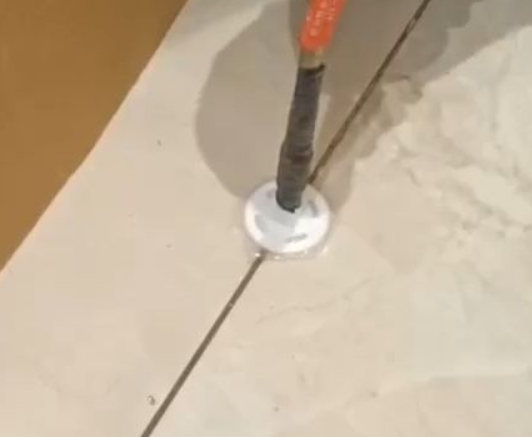 岳池瓷砖空鼓维修公司专业解答瓷砖在铺贴过程中，如果没有涂抹均匀到位的粘结材料（如水泥砂浆或瓷砖胶），可能会导致以下问题